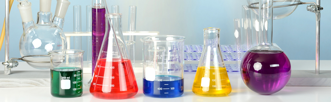 Fachschaft Chemie am MTG Augsburg - Foto Laborgefäße mit bunten Flüssigkeiten