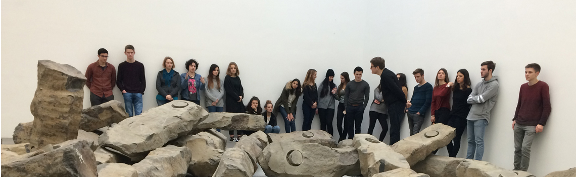 Kunst am MTG Augsburg - SchülerInnen vor Steinkunstwerk