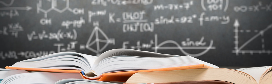Fachschaft Mathematik am MTG Augsburg - Schulbuch vor Tafel mit komplexen Formeln